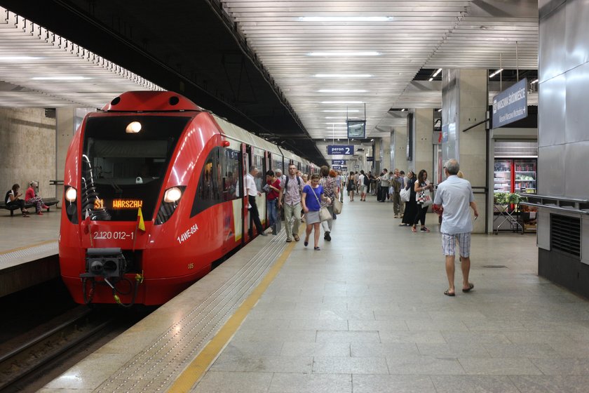 Podczas czerwcowego długiego weekendu metro, autobusy i tramwaje pojadą według zmienionego rozkładu