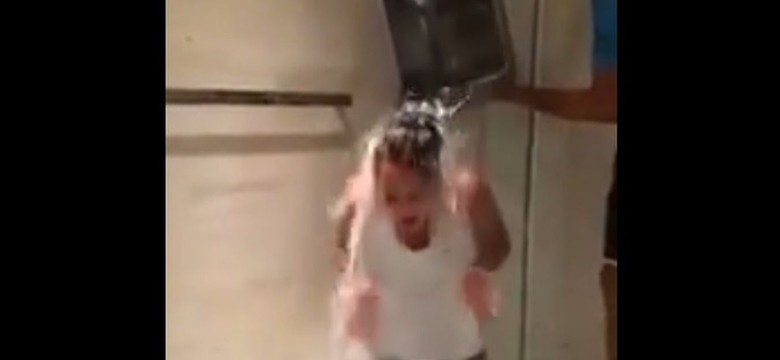 Agnieszka Radwańska oblana kubłem lodowatej wody. WIDEO