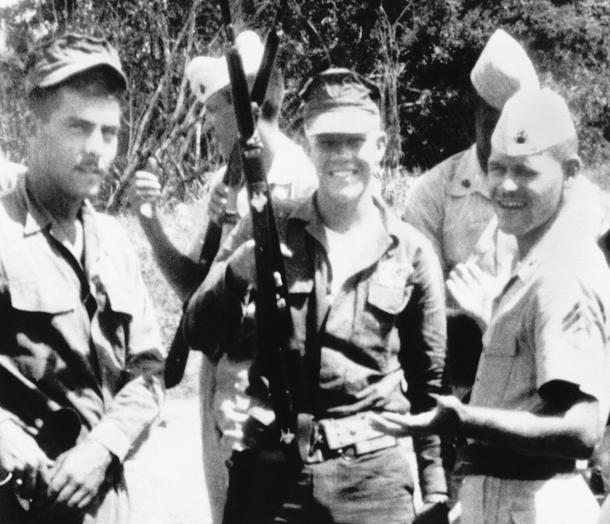 Snajper zabójca Charles J. Whitman (w środku) z karabinem M-1 podczas służby w piechocie morskiej w Guantanamo na Kubie w 1961 r.