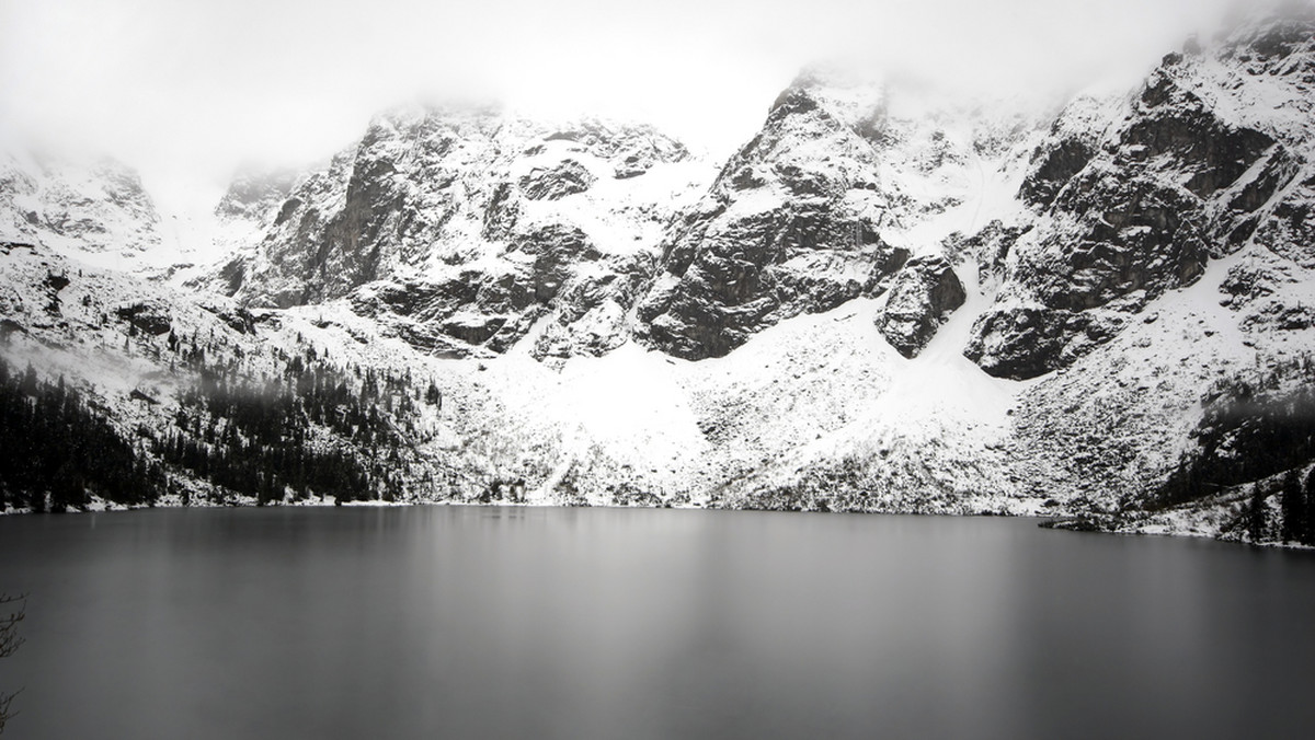 W Tatrach panują prawdziwie zimowe warunki. Powyżej 1300 m n.p.m. szlaki są pokryte warstwą świeżego śniegu. W czwartek rano na Kasprowym Wierchu leżało 6 centymetrów śniegu, a termometry na szczycie wskazywały minus 5 stopni Celsjusza.