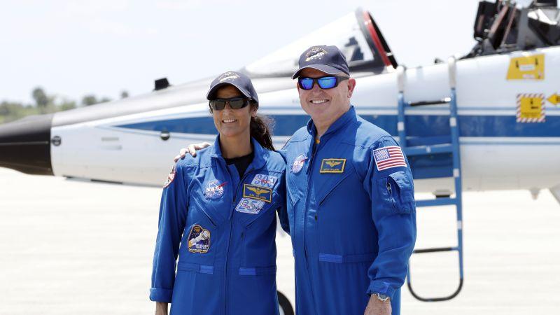 Na snímke astronauti NASA Barry Wilmore a Sunita Williamsová pózujú počas príchodu do Kennedyho vesmírneho strediska na Myse Canaveral na Floride