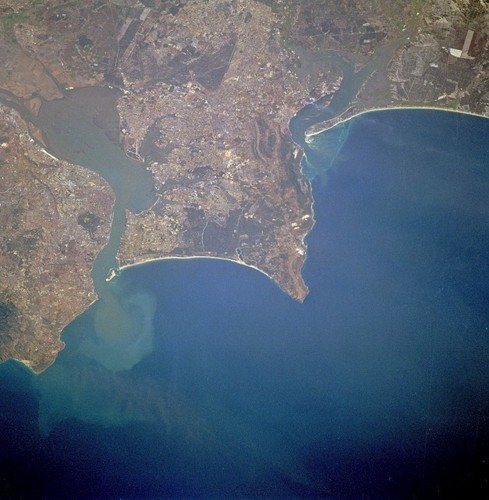 Lizbona, Portugalia. Rzeka Tag wpada do oceanu. Widok z kosmosu. Fot. NASA