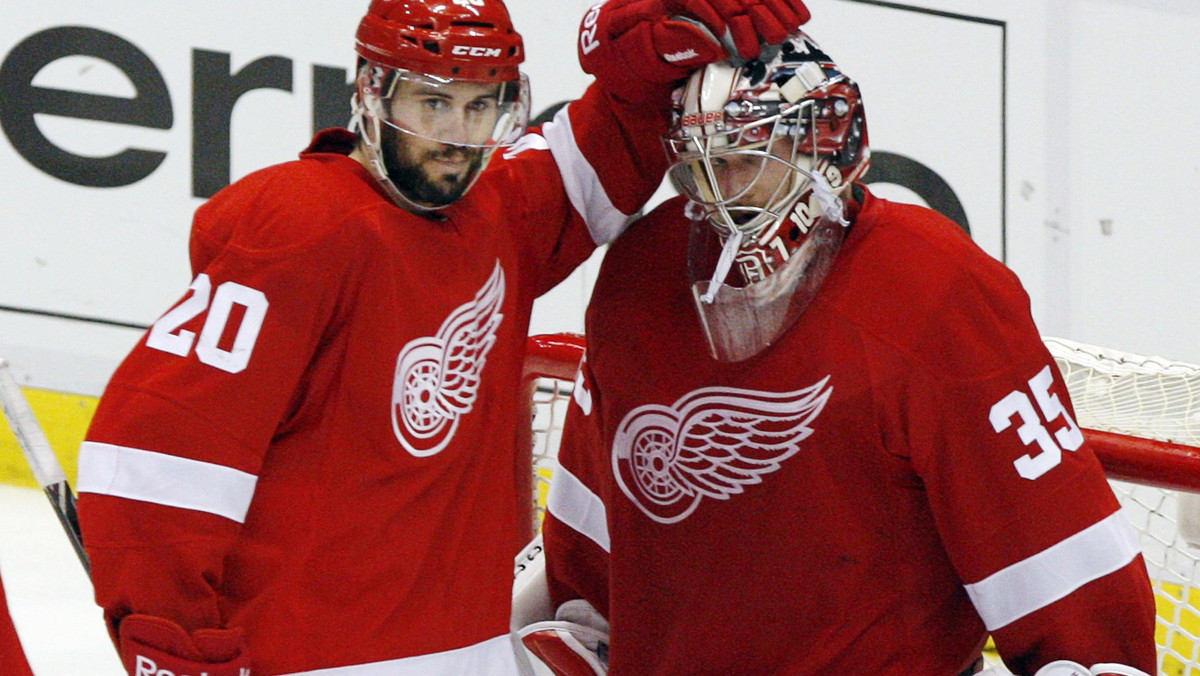 Chicago Blackhawks byli najlepszym zespołem sezonu regularnego, ale z fazy play-off mogą odpaść już po następnym meczu, bo przegrali po raz trzeci z rzędu z Detroit Red Wings (0:2). Boston Bruins mogli zostać pierwszym finalistą Konferencji Wschodniej, ale nie zdołali zadać ostatecznego ciosu New York Rangers.