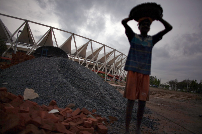 Ostanie prace porządkowe przed Jawaharlal Nehru Stadium, główną areną Igrzysk Wspólnoty Narodów, które rozpoczną się w październiku 2010 r. Widok z bieżni. Fot. Brian Sokol/Bloomberg