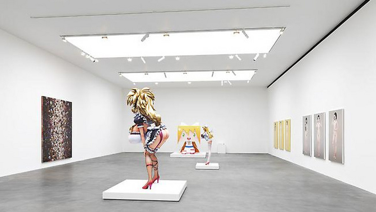 - Duże jest sexy - mówi Takashi Murakami o swojej wystawie, którą  można oglądać w Gagosian Gallery. - Młodzi mężczyźni mają dziś manię wielkości, obsesję na punkcie wysokich kobiet, wielkich piersi i napuszonych włosów.