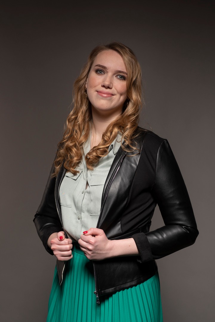 Ács Fruzsina számára a humor mellett nagyon fontos az egyensúly, az önismeret és a mentális egészség, és ezeknek is nyíltan mer hangot adni, ellenben kerüli a politikát