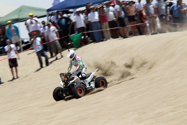 Dakar 2013: Hołowczyc zawiedziony, Sainz utknął na wydmach (2. etap, wyniki, galeria)