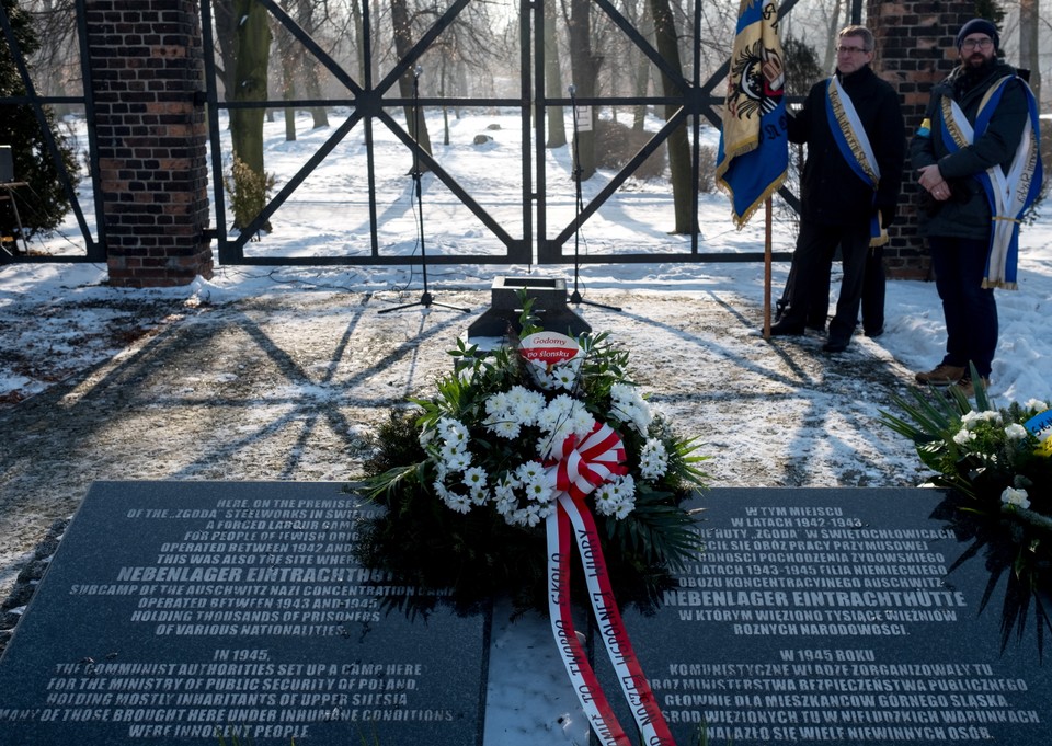 ŚWIĘTOCHŁOWICE MARSZ PAMIĘCI O ZGODZIE (Uroczystości przed bramą byłego obozu w Świętochłowicach - Zgodzie)