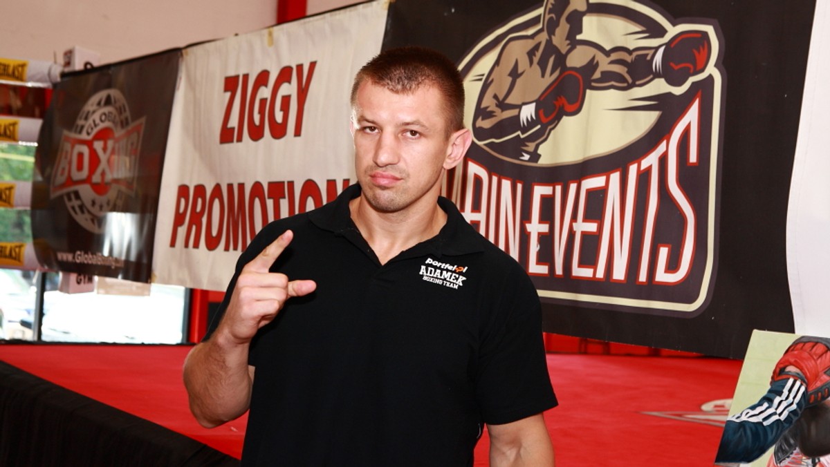 W World Boxing Gym w Jersey City odbył się ostatni przed walką z Vinnym Maddalone otwarty dla prasy trening Tomasza Adamka. Ani polski pięściarz, ani jego trener Roger Bloodworth nie pokazywali oczywiście niczego, co mogłoby pomóc rywalowi w rozszyfrowaniu taktyki, ale spora grupa amerykańskich dziennikarzy miała okazję zobaczyć, czego się będzie można spodziewać po "Góralu" na ringu w Prudential Center. I była okazja do rozmowy z Adamkiem.