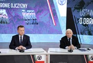 Warszawa, 26.10.2021. Wicepremier, przewodniczący Komitetu Rady Ministrów ds. Bezpieczeństwa Narodowego i Spraw Obronnych Jarosław Kaczyński (P) oraz minister obrony narodowej Mariusz Błaszczak (L) podczas konferencji prasowej w Warszawie, 26 bm. Podczas spotkania politycy zaprezentowali założenia nowej ustawy o obronie ojczyzny. Projektowana ustawa kompleksowo uporządkuje przepisy dotyczące Sił Zbrojnych, zastępując kilkanaście aktów prawnych w tym m.in. ustawę z 1967 roku o powszechnym obowiązku obrony. (mr) PAP/Wojciech Olkuśnik