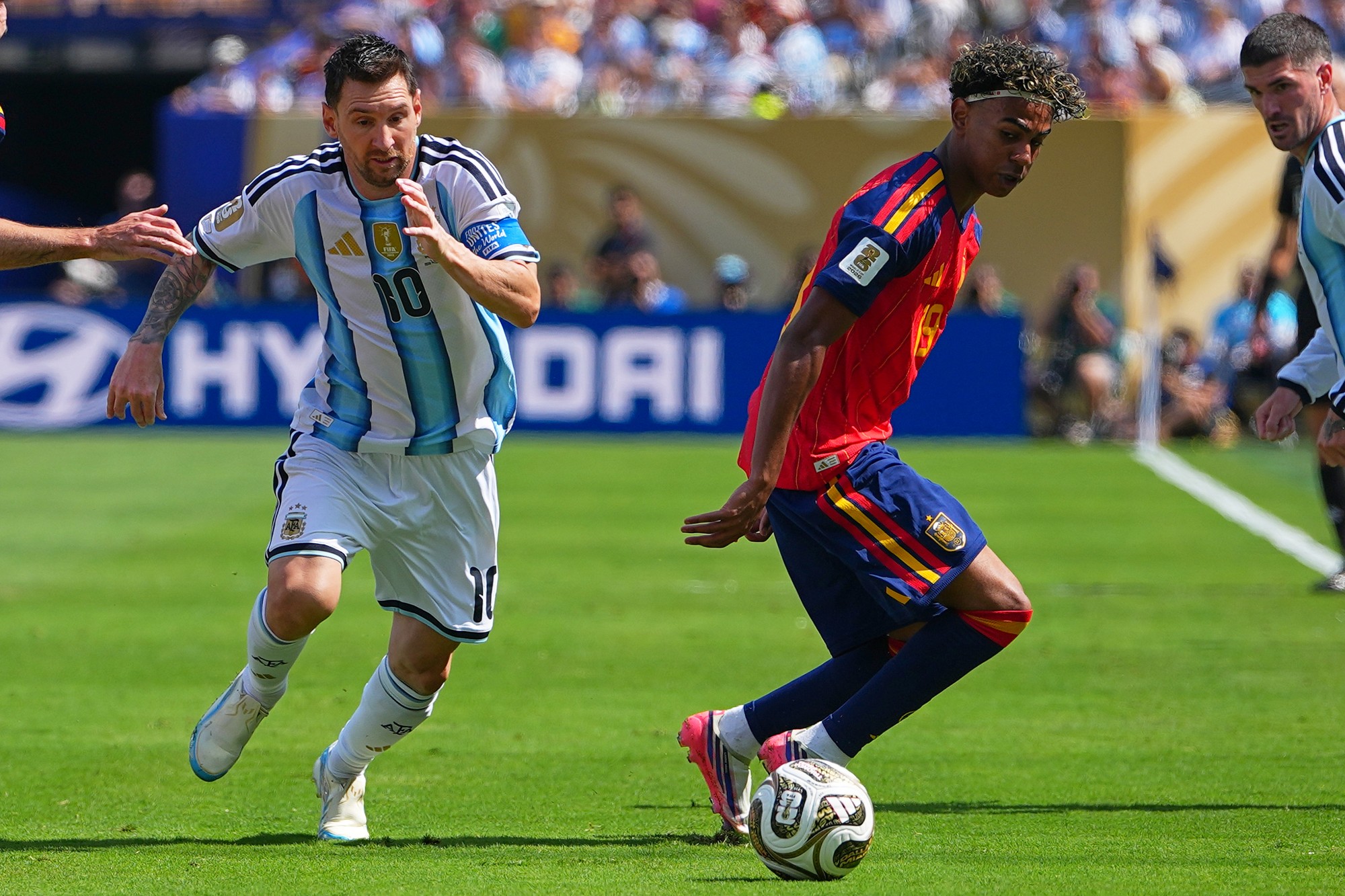 Argentínsky futbalista Lionel Messi (vľavo) a hráč Španieska Lamine Yamal počas finálového zápasu Španielsko - Argentína na MS 2026. 