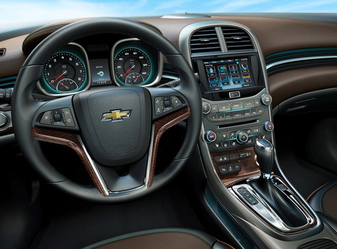 Wymiary? Rozstaw osi 2737 mm i rozstaw kół 1577 mm to wymiary, które zaowocowały dużą kabinę