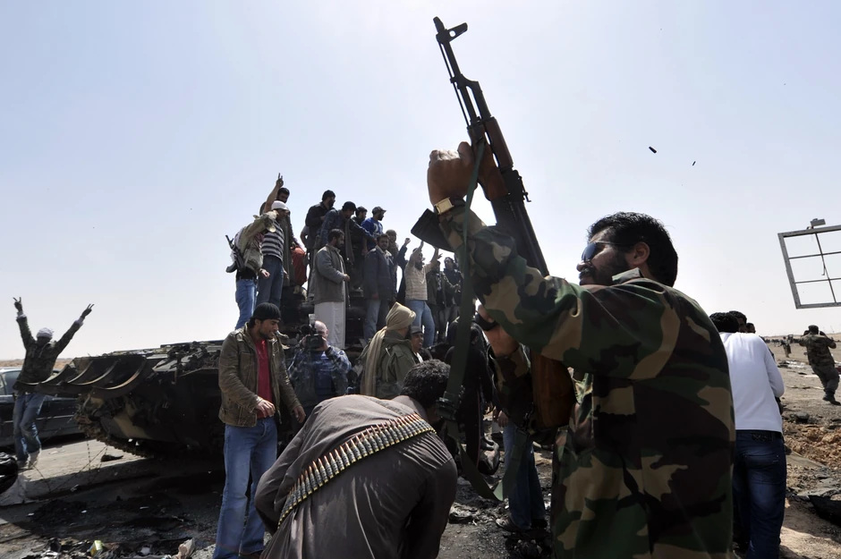 Pobunjenici u Libiji, potpomognuti vazdušnim udarima koalicionih snaga, preuzeli su kontrolu nad Adždabiju