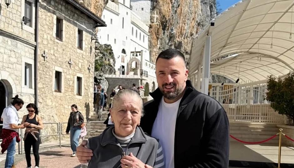 Vladimir Tomović rasplakao javnost emotivnom slikom sa majkom sa Ostroga