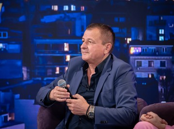 U njegovoj kući se pričaju tri jezika: Folkerov sin se oženio Ruskinjom, pa se dovijaju na sve moguće načine da ostvare komunikaciju! 