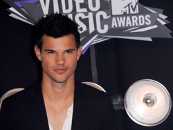Taylor Lautner pokona Dwayne'a Johnsona