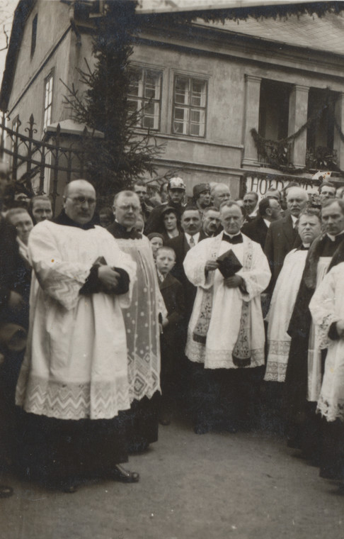 W środku: ks. Jakub Kamieński, Chrzanów 1944