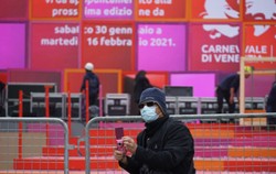 Czy przywieźliśmy koronawirusa z ferii? Szkoły i firmy dmuchają na zimne