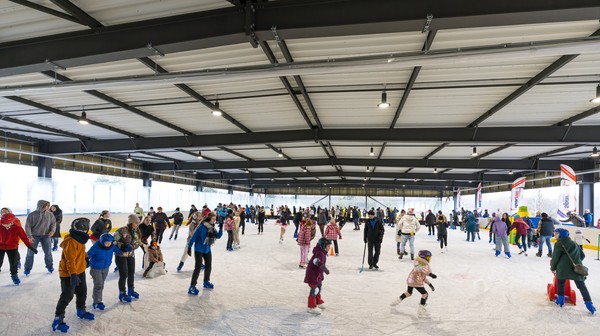 Lodowisko przy ul. Jaksonowickiej na Nowym Dworze cieszy się dużym zainteresowaniem. 