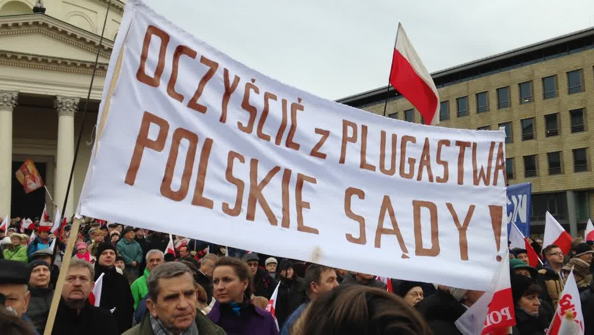 Protestujący podczas Marszu w Obronie Demokracji i Wolności Mediów - 13 grudzień 