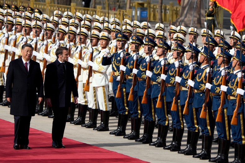 Xi Jinping i Emmanuel Macron podczas przeglądu wojsk przed Wielką Halą Ludową (06.04.2023)