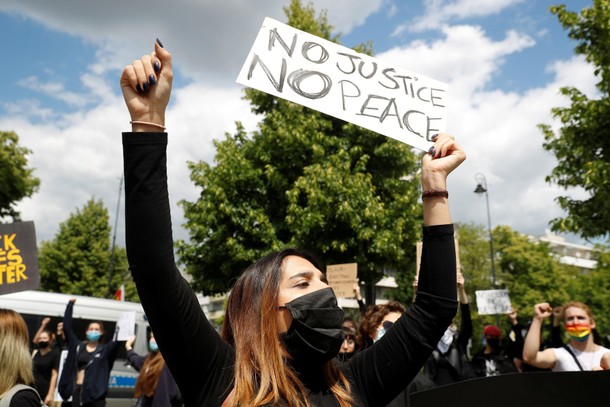 Protest przed ambasadą USA w Warszawie po śmierci George’a Floyda, 4 czerwca 2020 r.