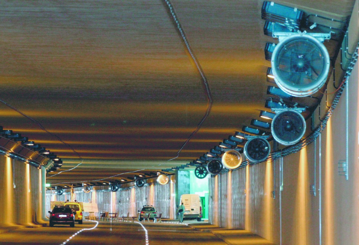 Budowa warszawskiego tunelu Wisłostrady, biegnącego wzdłuż Wisły, kosztowała 210 mln złotych