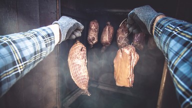 Własne wędliny na święta? Świetne wędzarnie do ogrodu i na balkon