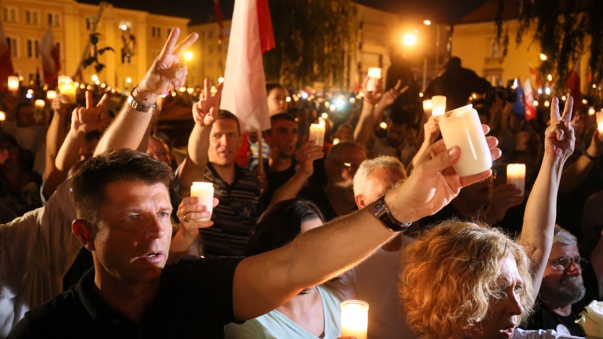 Po decyzji prezydenta o zawetowaniu dwóch ustaw o Sądzie Najwyższym i KRS przed sądami dzisiaj odbywały się manifestacje, podczas których domagano się weta także wobec trzeciej ustawy - o ustroju Sądów Powszechnych, którą Andrzej Duda postanowił podpisać.