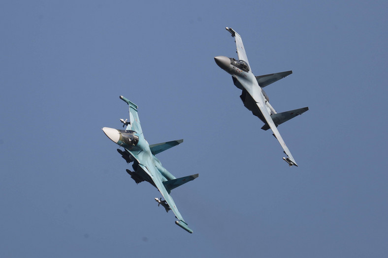 Rosyjskie samoloty - Su-34 (po lewej) i Su-35 (po prawej) podczas targów lotniczych w 2019 r.