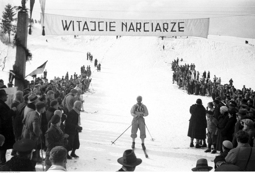 Mistrzostwa Polski w Zakopanem w 1933 roku. Bronisław Czech na mecie biegu na 18 kilometrów. Oczywiście pierwszy.