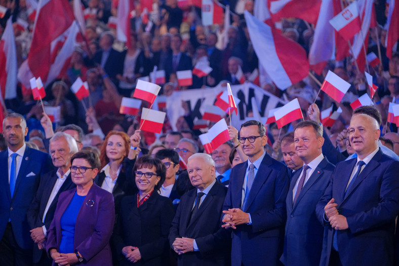 Politycy PiS podczas konwencji w Katowicach (01.10.2023)