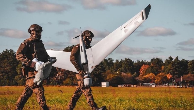 Żołnierze z 1. Warszawskiej Brygady Zmechanizowanej w trakcie transportowania bezzałogowca Orbiter 2B.