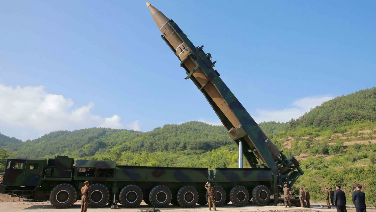 Korea Płn. przeprowadziła wczoraj kolejną próbę rakiety balistycznej; Pentagon ustalił, że był to międzykontynentalny pocisk balistyczny (ICBM), który pokonał dystans około 1 tys. km zanim zatonął u wybrzeży Japonii. Natomiast władze Rosji podały, że według ich wiedzy był to pocisk balistyczny średniego zasięgu.