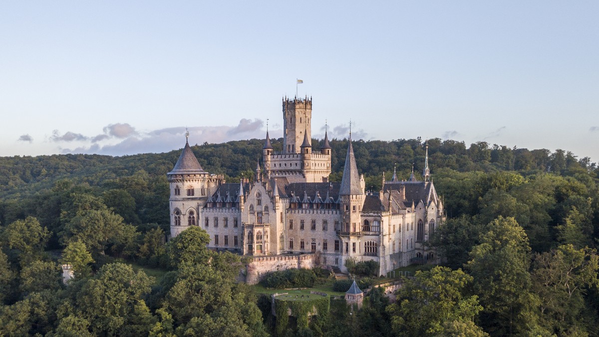 Ernest August Hanowerski postanowił sprzedać jedną z siedzib swojej rodziny - neogotycki zamek Marienburg koło Hanoweru. To bardzo nie spodobało się jego ojcu - czytamy na stronach <a rel="nofollow" href="http://rp.pl" id="ac04e5bd-0fae-4f55-9c76-47abd93f5732">"Rzeczpospolitej"</a>.