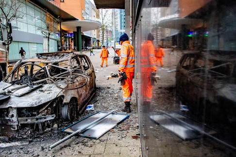 Rotterdam po protestach antyszczepionkowców, 20 listopada 2021 r.