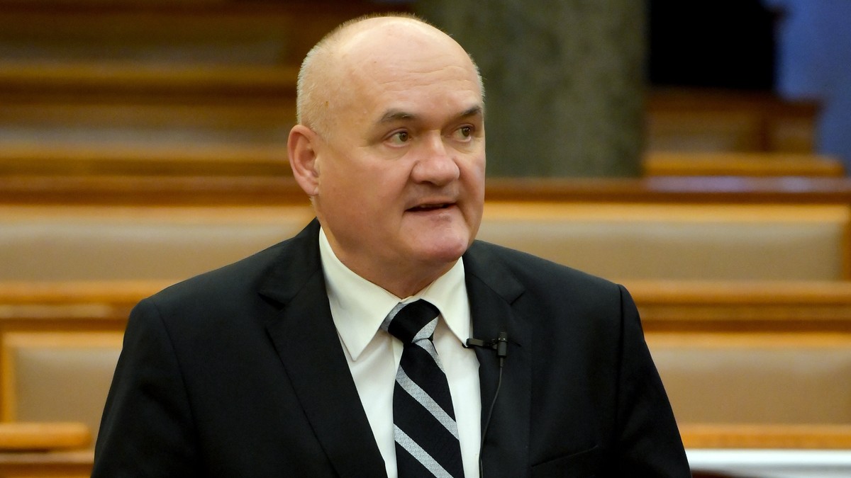 Hende Csaba egy másfél perces beszédért egy hetet panamázott - Vimarsana News