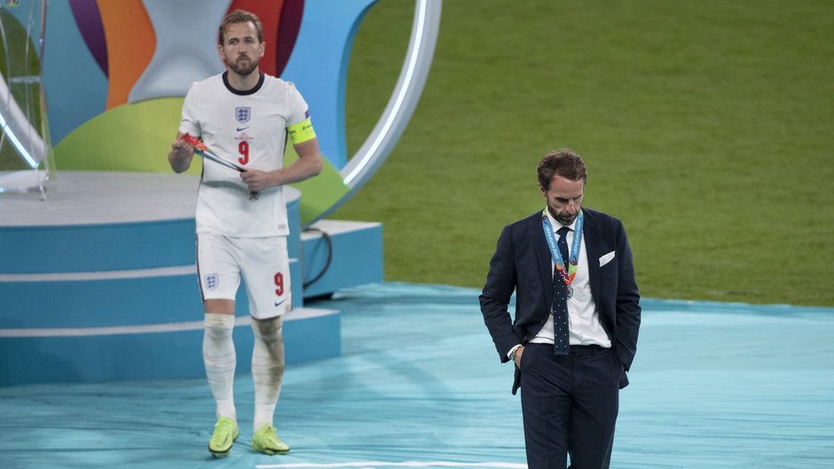 Harry Kane od razu zdjął z szyi medal, Gareth Southgate - nie