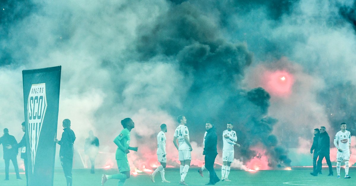 Saint-Etienne – Angers.  Une fusée éclaira l’herbe.  Les joueurs ont regagné les vestiaires.  Ligue 1