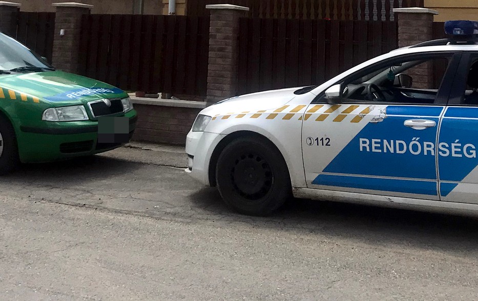 A traktoros háza előtt állandóan őrködnek, hogy megakadályozzák a bosszút. / Fotó: Pozsonyi Zita/ Fotó: Pozsonyi Zita