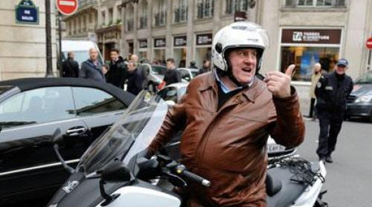 Leesett a motorjáról a részeg Depardieu