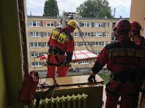 Strażacy ewakuowali z mieszkania mężczyznę, który waży blisko ćwierć tony