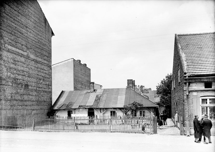 Jeden z budynków przy ulicy Czarnowiejskiej w Krakowie w 1927 roku. Źródło: Narodowe Archiwum Cyfrowe.