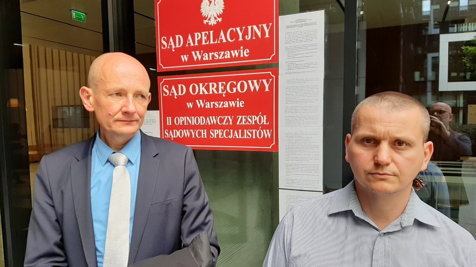 Weteran Mariusz Mańczak (z prawej) i jego adwokat Piotr Sławek przed sądem po ogłoszeniu wyroku