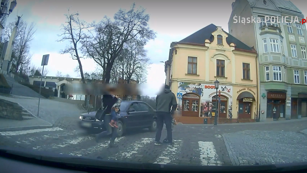 Cieszyn. Wypadek na przejściu. Matka uciekła z dzieckiem na rękach