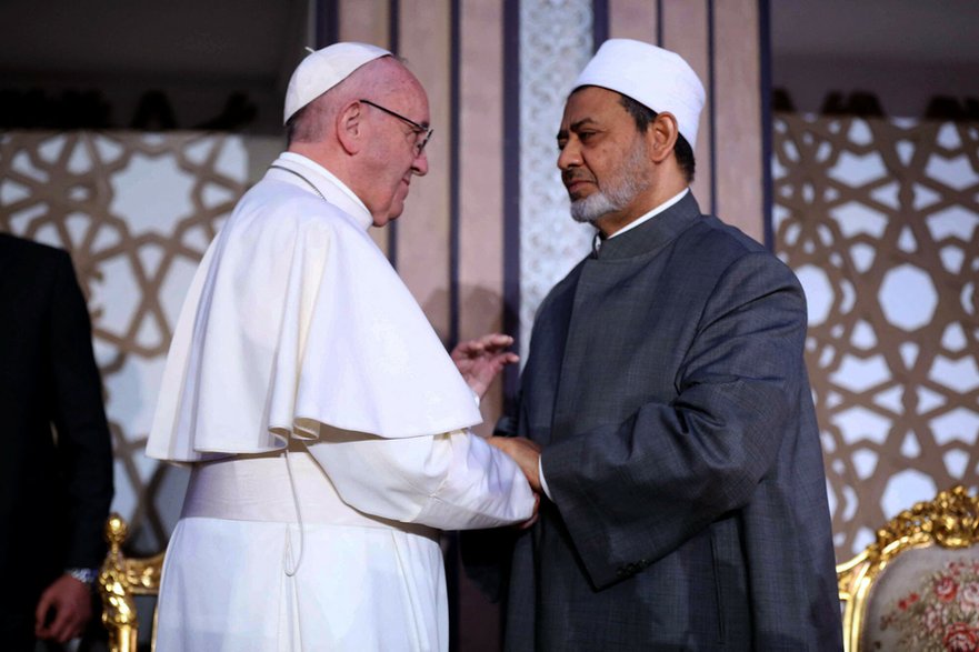 Papież Franciszek i wielki imam Al-Azhar Ahmed al-Tayeb podczas wizyty papieża w prestiżowej sunnickiej instytucji w Kairze, 28 kwietnia 2017 r.