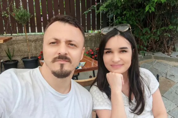 POSLE OTMICE UŽIVA U ŽIVOTU PUNIM PLUĆIMA Supruga Daniela Kajmakoskog objavila selfi sa pevačem: Ne skida osmeh sa lica, porodica je na okupu (FOTO)