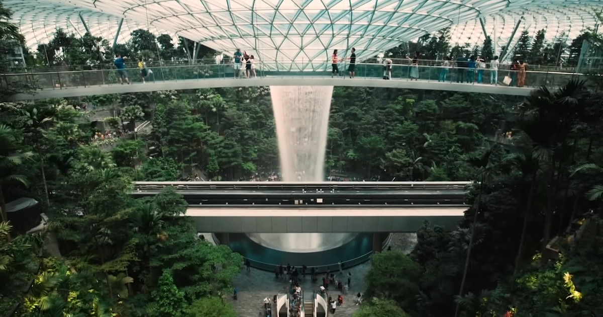 Wasserfall, Schwimmbad, Schmetterlingsgarten und kostenloses Kino.  Das ist der beste Flughafen der Welt
