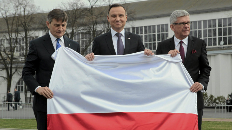 Kancelaria Sejmu i Senatu wydała prawie 80 tys. złotych na reklamy prasowe z okazji 1050. rocznicy Chrztu Polski. Ogłoszenia w ogólnopolskich gazetach nie promowały jednak samych obchodów, a uchwały przyjęte przez parlamentarzystów - donosi radio RMF FM.
