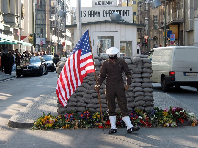 3. Zobacz granicę stref okupacyjnych, czyli Checkpoint Charlie Berlin